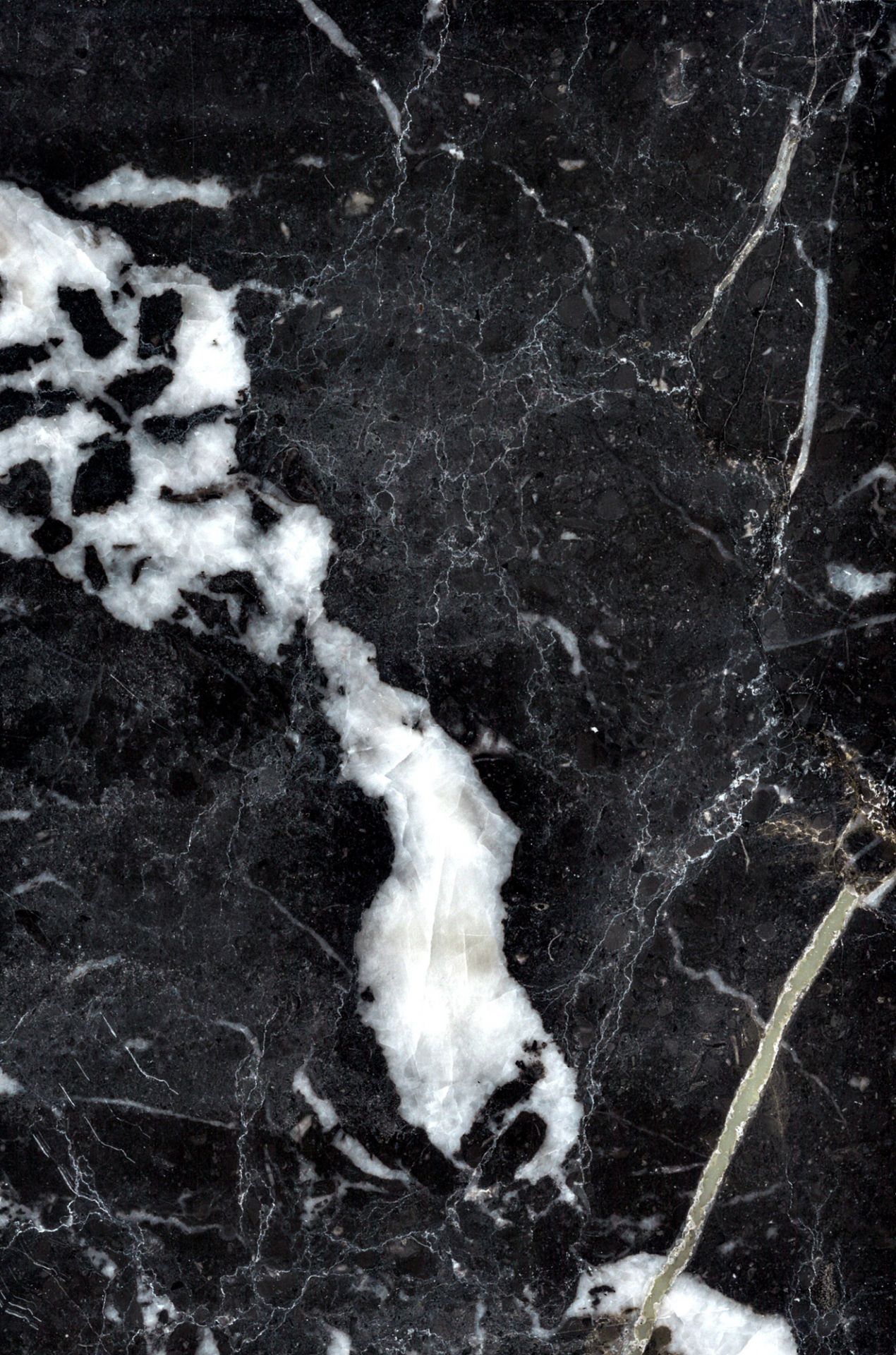 Detailaufnahme der schwarzen Marmor Tischplatte für ClassiCon Bell Side Table mit weißen Adern.